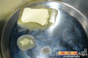 Sopa de espárragos blancos con puerro y cebolla, poner a derretir la mantequilla en un caldero