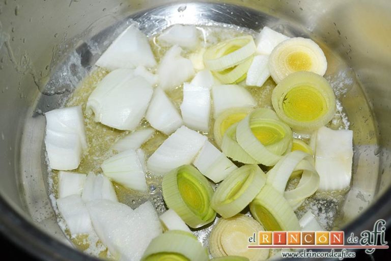 Sopa de espárragos blancos con puerro y cebolla, añadir el puerro y la cebolleta
