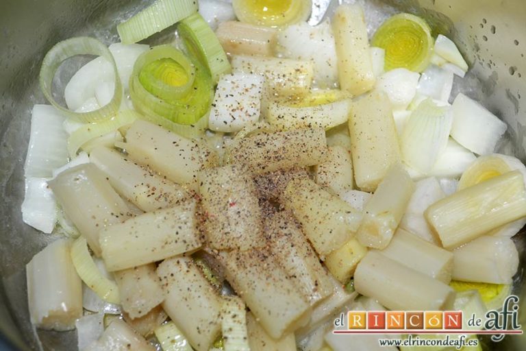 Sopa de espárragos blancos con puerro y cebolla, añadir las pimientas molidas