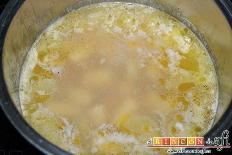 Sopa de espárragos blancos con puerro y cebolla, dejar hervir unos 20 minutos