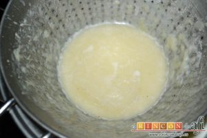 Sopa de espárragos blancos con puerro y cebolla, triturar y pasar por colador