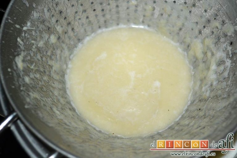 Sopa de espárragos blancos con puerro y cebolla, triturar y pasar por colador