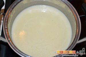 Sopa de espárragos blancos con puerro y cebolla, dejar la crema muy fina
