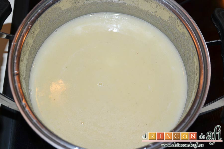 Sopa de espárragos blancos con puerro y cebolla, dejar la crema muy fina