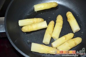 Sopa de espárragos blancos con puerro y cebolla, saltear las yemas para decorar