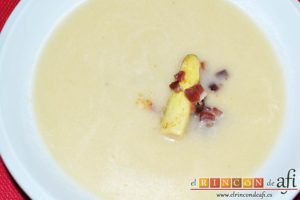 Sopa de espárragos blancos con puerro y cebolla, sugerencia de presentación