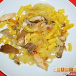 Spätzli con cebollas, setas de cardo y pechugas de pollo