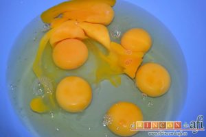 Tortilla de bacalao y puerros, poner los huevos en un bol y batirlos