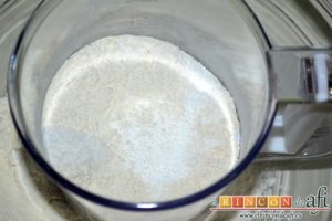 Bizcocho de arándanos con queso mascarpone, tamizar la harina con sal y levadura