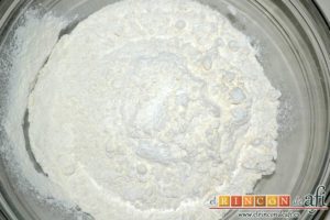 Bizcocho de arándanos con queso mascarpone, dejar la mezcla en un bol