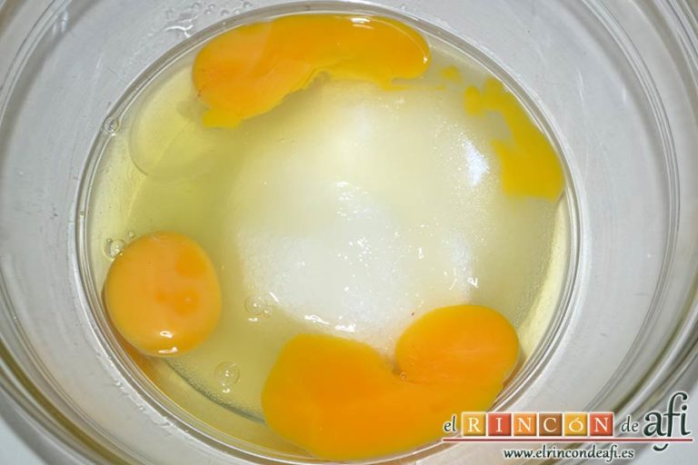 Bizcocho de arándanos con queso mascarpone, en otro bol poner los huevos con el azúcar