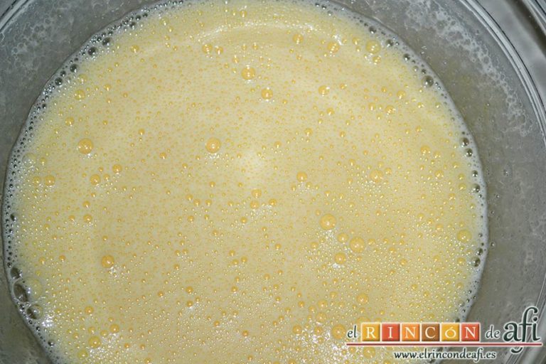 Bizcocho de arándanos con queso mascarpone, mezclar bien hasta que esté espumoso y blanquee