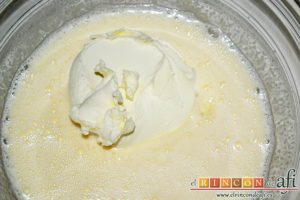 Bizcocho de arándanos con queso mascarpone, echar el queso mascarpone