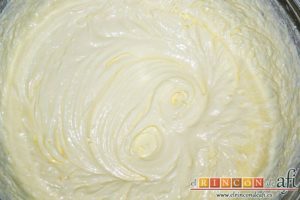 Bizcocho de arándanos con queso mascarpone, batir con varillas eléctricas