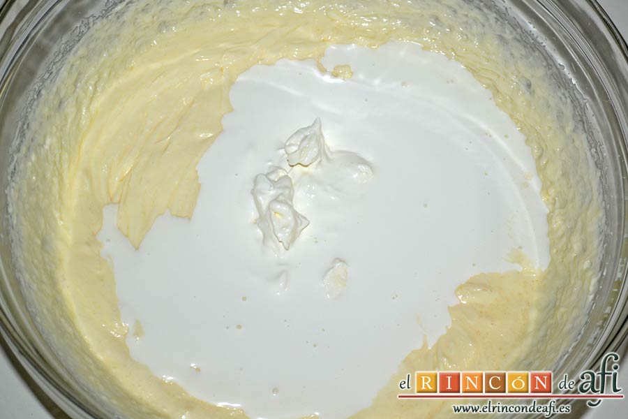 Bizcocho de arándanos con queso mascarpone, echar la nata sobre la mezcla
