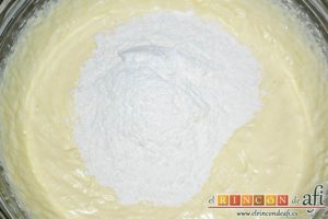 Bizcocho de arándanos con queso mascarpone, ir echando porciones de la mezcla seca
