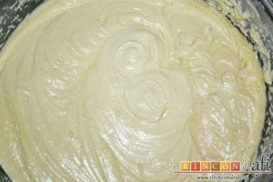 Bizcocho de arándanos con queso mascarpone, batir para integrarlo todo