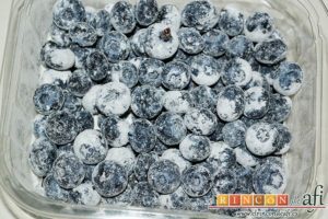 Bizcocho de arándanos con queso mascarpone, añadirles una cucharada de harina