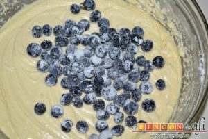 Bizcocho de arándanos con queso mascarpone, verter la mitad de la mezcla en el molde y luego los arándanos