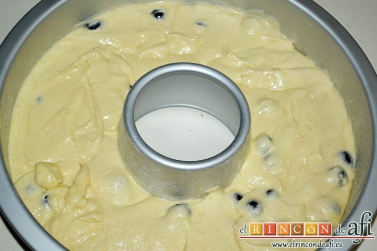 Bizcocho de arándanos con queso mascarpone, verter el resto de la mezcla del bizcocho