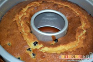 Bizcocho de arándanos con queso mascarpone, hornear hasta que esté hecho