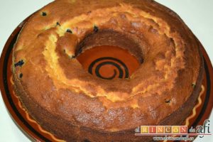 Bizcocho de arándanos con queso mascarpone, dejar enfriar hasta desmoldar