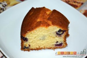 Bizcocho de arándanos con queso mascarpone, sugerencia de presentación