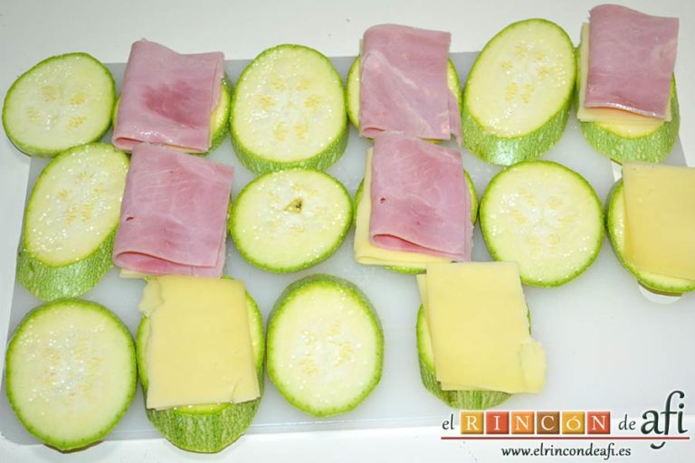 Bocados de calabacín, jamón y queso con salsa casera de pimiento, cortarlas para ponerlas sobre las rodajas de calabacín