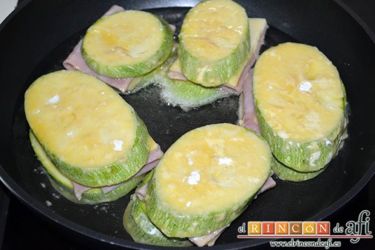 Bocados de calabacín, jamón y queso con salsa casera de pimiento, freír en aceite de oliva