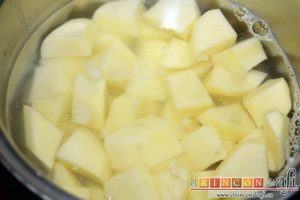 Bolitas de papas y queso parmesano, trocearlas y ponerlas a sancochar en un caldero con agua y sal gorda
