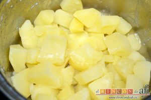 Bolitas de papas y queso parmesano, cuando estén hechas escurrirlas