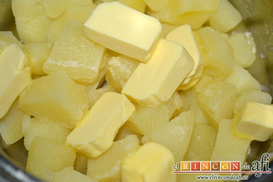 Bolitas de papas y queso parmesano, añadir mantequilla