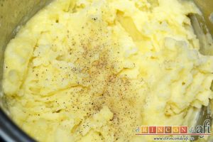 Bolitas de papas y queso parmesano, machar bien y añadir pimientas molidas y nuez moscada