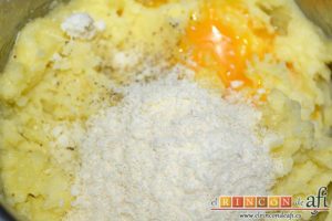 Bolitas de papas y queso parmesano, añadir la yema de huevo y el queso parmesano rallado