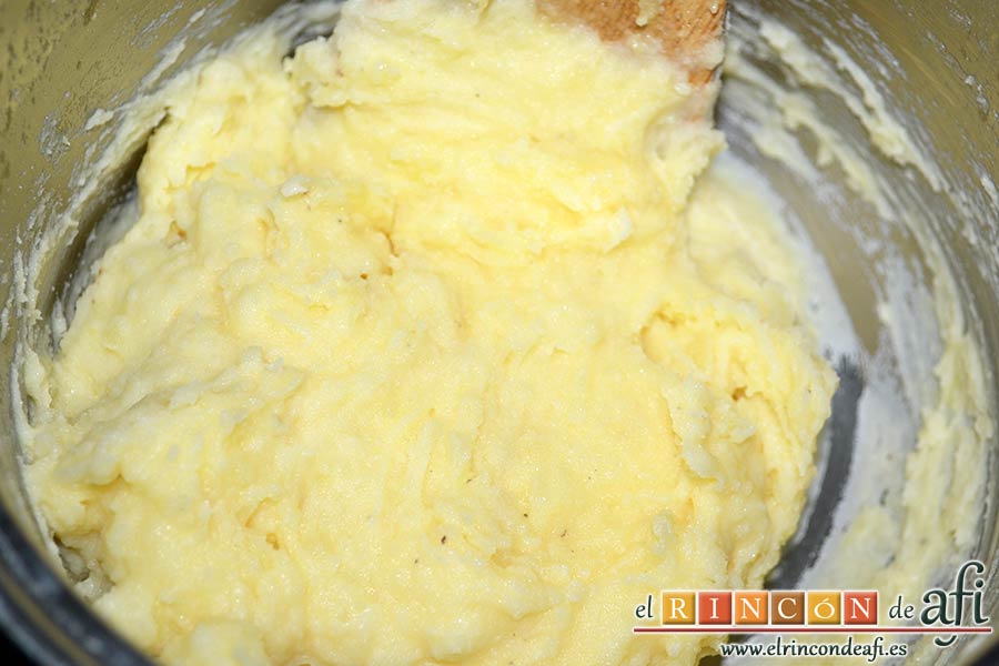 Bolitas de papas y queso parmesano, mezclar todo bien hasta obtener una pasta manejable