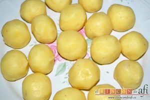 Bolitas de papas y queso parmesano, formar bolas con la masa