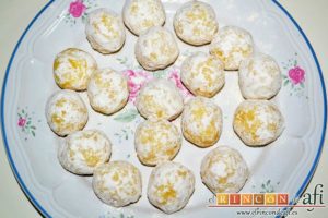 Bolitas de papas y queso parmesano, pasarlas por harina