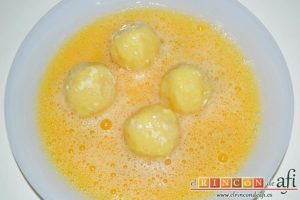 Bolitas de papas y queso parmesano, pasarlas por huevo batido