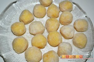 Bolitas de papas y queso parmesano, reservar en un plato hasta el momento de freír
