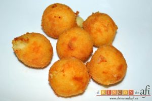 Bolitas de papas y queso parmesano, sugerencia de presentación