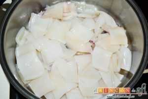 Calamares de mi abuela, poner los calamares ya troceados en un caldero