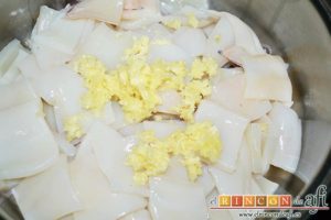 Calamares de mi abuela, pelar y machacar media cabeza de ajos y añadirlos