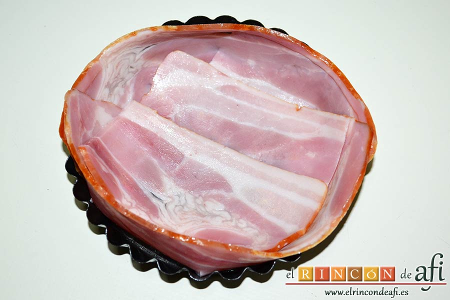 Pastel de huevo y bacon de Donna Hay, cubrir los moldes con las lonchas de bacon ahumado