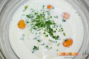 Pastel de huevo y bacon de Donna Hay, añadir el perejil picado