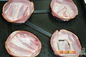 Pastel de huevo y bacon de Donna Hay, poner los moldes en una bandeja de horno