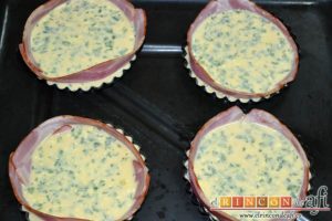 Pastel de huevo y bacon de Donna Hay, rellenarlos con la mezcla