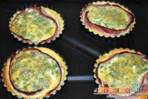 Pastel de huevo y bacon de Donna Hay, hornear hasta que estén hechos y sacar la bandeja del horno