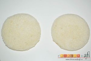 Pastel de huevo y bacon de Donna Hay, cortar y tostar círculos de pan de molde para hacer la base