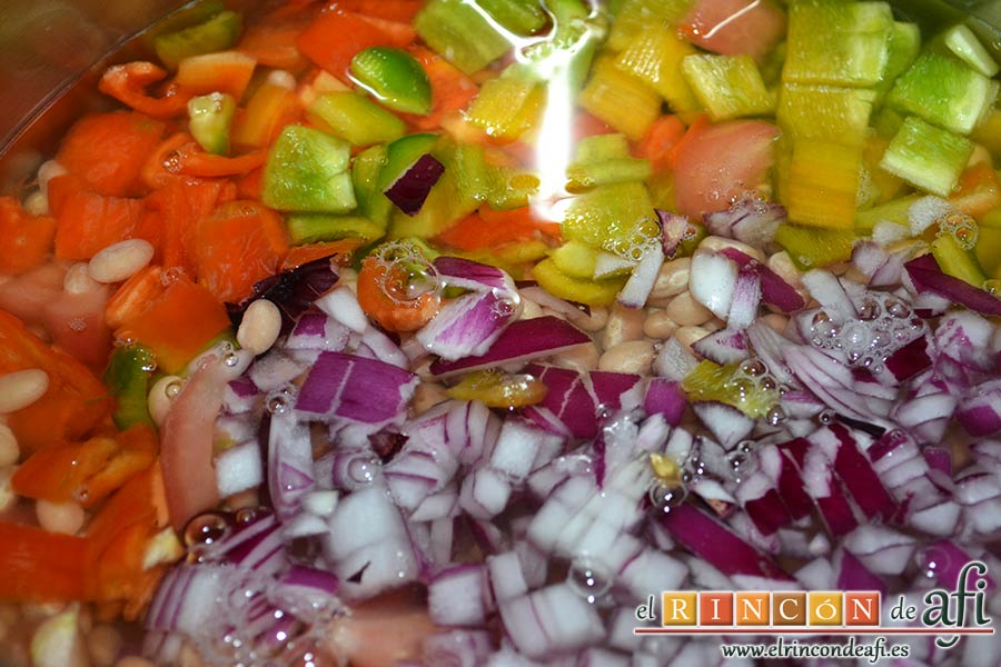 Potaje sencillo de judía arrocina, añadir las verduras troceadas y cubrir con agua
