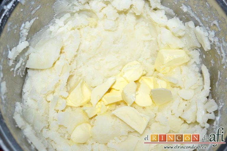 Puré de papas, añadir la mantequilla cortada en cubitos